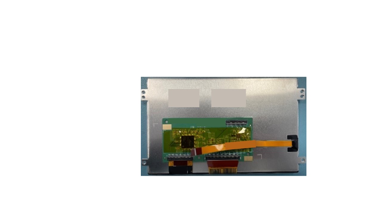 Um módulo de visualização LCD de ecrã plano e táctil que não contém a placa de descodificação nem a placa escaladora (scaler). Consiste num dispositivo de cristais líquidos (TFT-LCD) com a tecnologia AHVA (Advanced Hyper-Viewing Angle). É composto por um TFT-LCD, um circuito integrado controlador (driver), um circuito impresso flexível (FPCA), uma unidade de retroiluminação e um conector vídeo LVDS (Sinal Diferencial de Baixa Tensão).

O módulo de visualização LCD não pode ser usado de forma independente para executar funções. Necessita de receber alimentação e sinal de dados da unidade principal (não incluída). Todas as informações que precisam ser exibidas no ecrã são primeiramente transmitidas para a unidade principal, a unidade principal poderá então transferir essas informações pelo sinal LVDS (Vídeo) para o módulo de visualização LCD em questão. O fluxo de dados ocorre do processador da unidade principal para o módulo de visualização. É apenas um fluxo direcional de informações. Desta forma as imagens desejadas são exibidas no ecrã. Ao se inserirem comandos por meio de outros métodos no produto acabado (como botões ou codificador/botão, não incluídos no produto em análise), o módulo de visualização poderá receber dados atualizados para exibição, permitindo ao usuário navegar pela interface homem-máquina (HMI) que está a ser exibida. Deste modo, mostra o logotipo seguido do menu HMI, nomeadamente exibição da fonte áudio (radiofrequência ou fonte: AUX/USB/BT), configurações do aparelho (onde o módulo de visualização está incluído), nível de volume, exibição de estações de rádio memorizadas e exibição de dispositivos emparelhados.