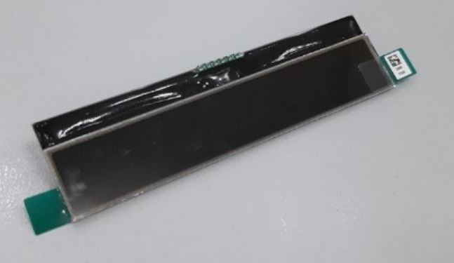 Um módulo de visualização de cristais líquidos (LCD) de ecrã plano que não contém a placa de descodificação nem a placa escaladora (scaler). Sem controladores (drivers) nem circuitos de controlo e sem retroiluminação. É constituído por vidro, cristal líquido, tampa e 6 pinos metálicos.
Não pode ser usado de forma independente para executar funções, sendo que necessita de receber a alimentação e o sinal de dados da unidade principal de entretenimento multimédia (não incluída). Todas as informações a serem exibidas são inicialmente transmitidas para a unidade principal que envia os dados por barramento I2C para o módulo de visualização LCD em questão. O fluxo de dados ocorre do processador da unidade principal para o módulo de visualização e é unidirecional. Desta forma, as informações desejadas são exibidas no ecrã. Ao inserir comandos por meio de outros métodos no produto acabado (como teclas ou codificador/botão) e que também não estão incluídos, o módulo de visualização recebe dados atualizados para exibição, permitindo, apenas destes modos, ao usuário, navegar pela Interface Homem Máquina (IHM) que está a ser exibida. Assim, a sua função final será a de mostrar o logotipo da marca, seguido do menu IHM, nomeadamente para exibição da fonte áudio (ex: rádio AM/FM/DAB ou AUX/USB/BT), das configurações do aparelho (onde o módulo de visualização será incluído), do nível de volume, das estações de rádio memorizadas e dos dispositivos emparelhados.