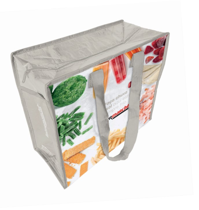 Saco de compras, confecionado a partir de um tecido de lâminas de polipropileno de largura não superior a 5 mm, com a forma de um paralelepípedo, medindo aproximadamente 34,5 cm (largura) × 35 cm (altura) × 20 cm (profundidade), com duas asas resistentes em nylon, cosidas nas superfícies laterais.
A superfície exterior do saco é revestida de folha de plástico. 
O seu interior é isotérmico, composto por uma camada intermédia de espuma que está colada a uma folha de alumínio de espessura inferir a 1mm que reveste a parte interior do saco.

O seu interior não está dividido em compartimentos, podendo ser fechado na parte superior com um fecho de correr. Os bordos são reforçados com um debrum do mesmo material do saco.
Dadas as características mencionadas, o artigo em questão consubstancia um recipiente concebido para uso prolongado.
Composição: 67% polipropileno, 27% Espuma EPE com laminação MPET e 6% de poliéster