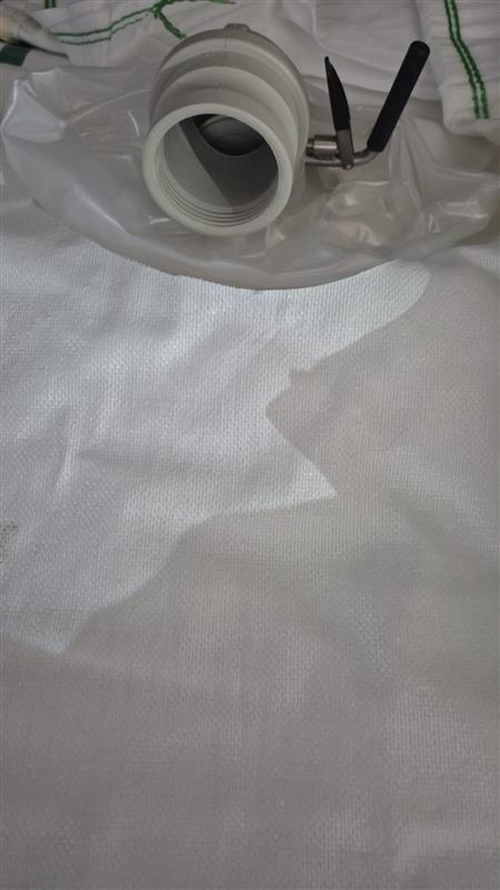 A mercadoria consiste num saco flexível (flexitanque) para o transporte de produtos líquidos. O saco é branco e vem acondicionado numa caixa de cartão.
Destina-se a ser colocado dentro de um contentor.
É composto por uma camada exterior e uma camada interior, de tecido e está munido de cintos de contenção e de uma válvula.

O resultado da análise da amostra do saco confirmou que o mesmo é composto por duas camadas: uma camada exterior e uma camada interior. Demonstrou que a camada exterior é constituída  por um tecido de polipropileno em que os filamentos de urdidura têm em média 2 mm de largura, nunca ultrapassando os 3 mm, e os filamentos de trama (que na realidade consistem em dois filamentos sobrepostos) têm em média 3 mm de largura, nunca ultrapassando 4 mm. A camada interior é formada por duas lâminas de polietileno.

O saco possui cintos de contenção feitos de multifilamentos de polipropileno destinados a segurar o mesmo ao contentor.

O saco está ainda equipado com uma válvula de polipropileno e aço inoxidável que permite a carga e a descarga.

O produto está apto para suportar temperaturas entre -25ºC e +70ºC e tem uma capacidade entre 23500 litros e 27000 litros.