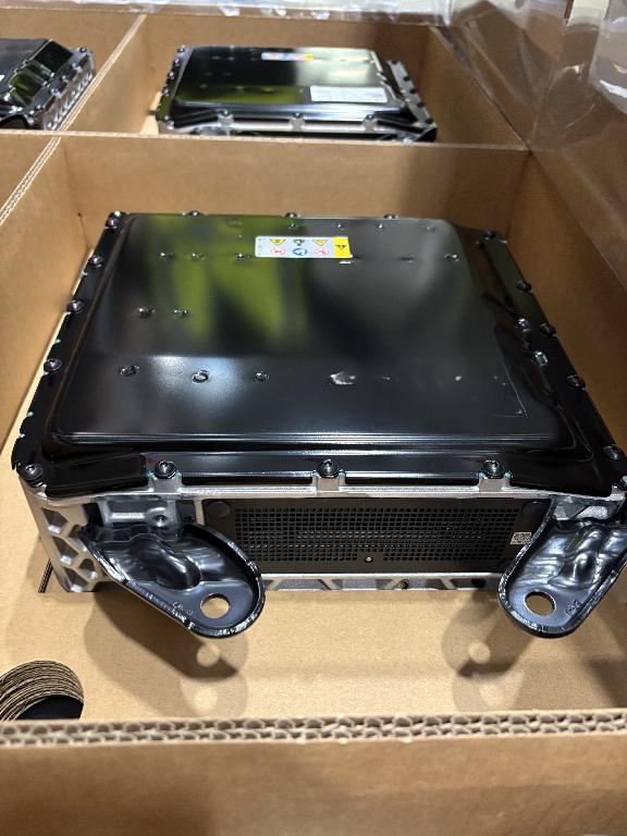 Acumulador elétrico recarregável do tipo iões de lítio (“lithium-ion battery”). Trata-se de  uma unidade funcional de armazenamento que incorpora as células, a eletrónica de gestão (BMS) e o invólucro. Está concebida para ser integrada num veículo. 

Configuração física: módulo retangular, invólucro metálico (caixa e tampa), com interfaces elétricas exteriores adequadas a ligação no veículo.
— Dimensões aproximadas do pack (L × W × H): 275 × 300 × 110 mm (valores indicativos para identificação).
— Massa aproximada: 12,5 kg.
— Cor exterior: metálica/cinzenta, própria do invólucro.
— Embalagem/transporte: expedido como mercadoria perigosa da Classe 9 (baterias de iões de lítio), cumprindo regulamentação aplicável (p. ex., ADR/IMDG/IATA). Não se indicam números internos ou códigos proprietários.
Funciona como fonte de energia recarregável de baixa tensão para sistemas de 48 V em veículos (p. ex., redes de 48 V, apoio a funções híbridas, estabilização de tensão/energia e arranque/recuperação). O sistema de gestão da bateria (BMS) integrado monitoriza tensão e temperatura das células e assegura proteções elétricas (sobretensão/subtensão/sobreaquecimento).
— Estrutura/suportes e elementos de controlo no invólucro metálico (parte não perigosa).
Ao nível das células (constituintes típicos):
— Cátodo: óxido de lítio‑níquel‑manganês‑cobalto (química NMC).
— Ânodo: grafite.
— Eletrólito: sal LiPF6 em solventes carbonatos (p. ex., DMC, EC, DEC, EMC).
— Coletores de corrente: cobre (ânodo) e alumínio (cátodo).
— Aglutinantes/aditivos usuais: PVDF, negro de fumo (carbon black), CMC, entre outros em baixas percentagens.
— Tensão nominal: 44,04 V
— Contém um interruptor de semicondutores de potência (MOSFETs) e não contém um relé de potência. 
— Produto concebido para integração em veículo, não destinado a venda a retalho isolada ao consumidor final.