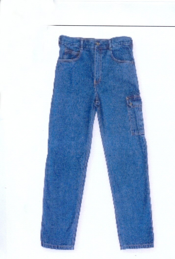 Pantaloni jeans cu buzunare care pot fi purtaţi de bărbaţi, dar şi de femei. Conform declaraţiei solicitantului, sunt confecţionaţi din ţesătură 100% bumbac tip "denim". Nu au căptuşeală. Sunt prevăzuţi cu 2 buzunare la nivelul taliei şi unul aplicat la nivelul genunchiului stăng.