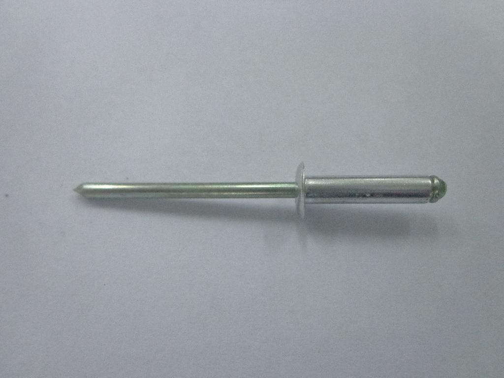 Conform descrierii solicitantului şi a fotografiei anexate, produsul reprezintă un nit pop cu cap bombat. Tija nitului este din oţel, iar capul acestuia din aluminiu. Este folosit la îmbinarea nedemontabilă a diferitelor elemente.