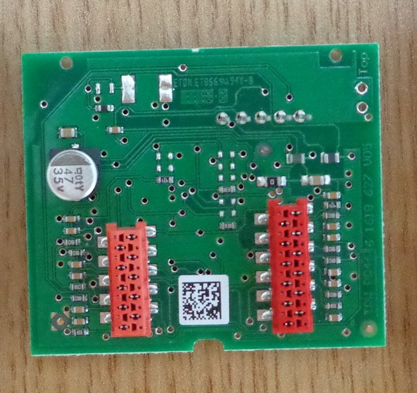 Comform descrierii solicitantului şi a fotografiei anexate, produsul reprezintă un releu electronic. Produsul se prezintă sub forma unui circuit electronic compus dintr-o placă de circuit imprimat dublu placată, componente pasive de circuit (rezistenţe electrice, condensatoare electrice) şi componente active de circuit (circuit integrat). Circuitul electronic este prevăzut cu dispozitive de conexiune, fixate definitiv pe placa de circuit imprimat şi pe care se fixează conectori prevăzuţi cu fire electrice. Circuitul electronic este introdus într-o carcasă din material plastic formată din două semicarcase îmbinate demontabil între ele. Carcasa este prevăzută cu fante prin care se pot introduce conectori prevăzuţi cu fire electrice. Produsul se montează în interiorul volanului unui autoturism şi face legătura între tastele de pe volan şi computerul de bord al autoturismului. Nu este prevăzut cu o sursă de alimentare proprie şi nici cu componente electrice acţionate mecanic (releu mecanic). Funcţionează la o tensiune maximă de 60 V şi la o intensitate a curentului electric de maxim 2A.