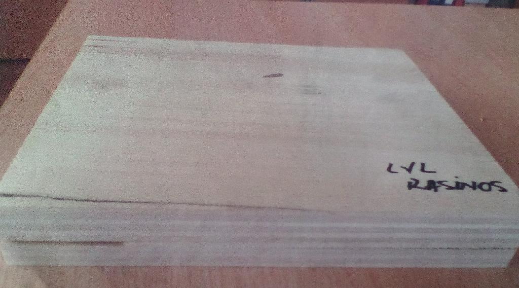 Conform descrierii solicitantului şi a fotografiei anexate, produsul reprezintă un panou stratificat din foi de furnir de conifer îmbinate longitudinal. Produsul se fabrică din foi de furnir cu grosimi cuprinse între 2 şi 4 mm, lipite suprapus cu adeziv fenolic pe lungimea fibrei. Dimensiuni:
-grosime: 38 mm
-lătime: 225 mm
-lungime: 3000 mm