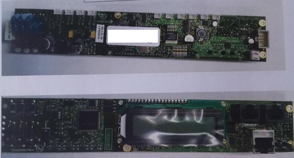 Conform descrierii solicitantului şi a fotografiei anexate, produsul reprezintă o placă electronică de circuit cu afişaj electronic de tip LED. Este formată dintr-un circuit imprimat populat cu elemente de circuit active şi pasive (rezistenţe electrice, condensatori, microcontroler etc), precum şi conectori electrici. Produsul controlează şi monitorizează tensiunea electrică şi intensitatea acestuia, temperatura şi uneori umiditatea, pe fiecare fază a unei unităţi de distribuire a curentului. Pe afişajul LED apar informaţii legate de tensiune, curent, temperatură, umiditate. Se montează în dulapuri metalice de server şi nu este prevăzut cu o carcasă. Reprezintă o parte a unui tablou de control.