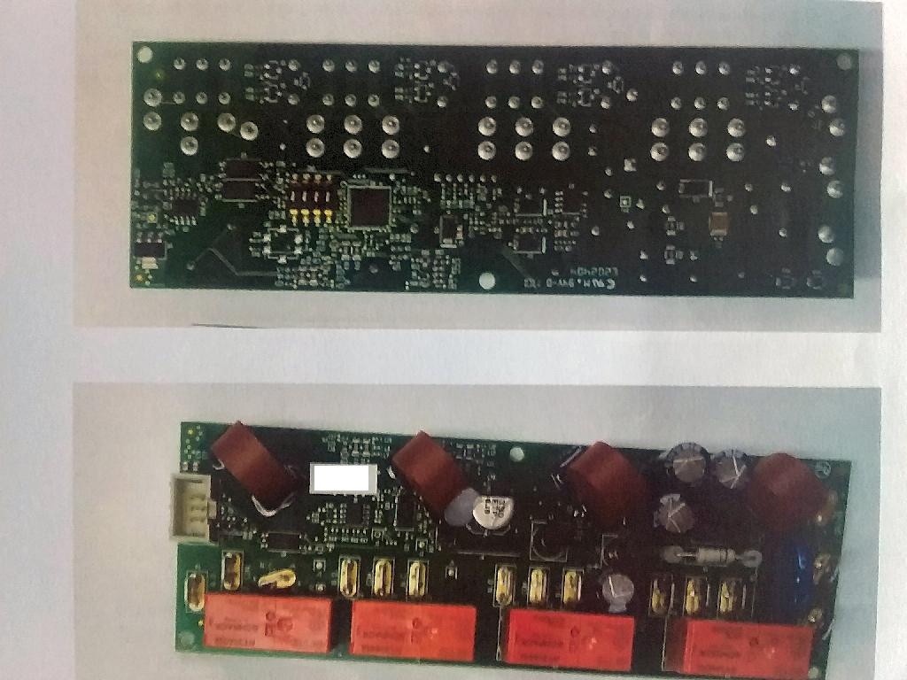 Conform descrierii solicitantului şi a fotografiei anexate, produsul reprezintă o placă electronică de circuit fără afişaj electronic. Este formată dintr-un circuit imprimat populat cu elemente de circuit active şi pasive (rezistenţe electrice, condensatori, circuite integrate, relee electrice), precum şi conectori electrici. Produsul măsoară şi reglează tensiunea electrică şi intensitatea acestuia, pe fiecare priză instalată a unei unităţi de distribuire a curentului. Se montează în dulapuri metalice de server şi nu este prevăzut cu o carcasă. Reprezintă o parte a unui tablou de control.