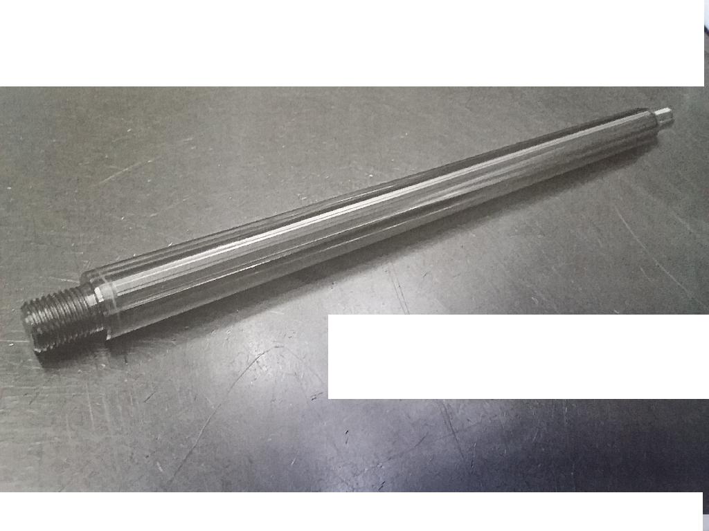 Produsul reprezintă o tijă din oţel filetată la ambele capete. Este denumit tijă piston şi este partea componentă esenţială a unui amortizor de suspensie bitubular utilizat, la rândul lui, la fabricarea unui autovehicul.
Ulterior importului pe tijă se vor monta alte piese din compunerea amortizorului (şaibe, piuliţe, corp supapă, ansamblu reglaj).
Caracteristicile produsului sunt: 
-forma: cilindrică.
-lungimea: 239,4+/-0,2 mm
-diametrul: 14+/-0,02 mm
-lungimea părţii filetate la un capăt: 16+/-0,2 mm
-lungimea părţii filetate la celălalt capăt: 11,9+/-0,2 mm
-tipul filetului: M10 X1-6g
-greutatea produsului: 271 grame
-suprafaţa produsului este cromată.