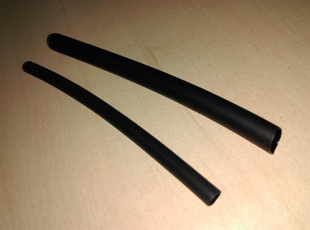 Conform descrierii solicitantului şi a fotografiei publicate în baza de date, produsul reprezintă un tub flexibil din material plastic (poliolefină).
Produsul este folosit pentru protecţia unei conexiuni electrice între două cabluri (garantând o minimă izolaţie electrică între două componente aflate sub tensiune) sau pentru a proteja mecanic cablul de muchii tăietoare. Protecţia se realizează prin poziţionarea tubului flexibil în jurul conexiunii electrice şi, urmare a expunerii la o sursă de căldură a acestuia, învelişul se restrânge în jurul conexiunii, izolând-o de exterior.
Tubul flexibil este prezentat în role cu miezul din carton, rolele fiind ambalate în cutii din carton.
Reprezintă tuburi din material plastic termorestringent, necombinat cu alte materiale.