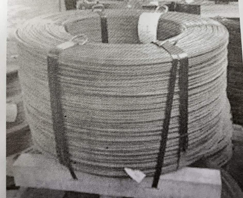 Conform descrierii solicitantului şi a fotografiei publicate în baza de date produsul reprezintă sârmă neacoperită, din oţel nealiat.
Este utilizată la fabricarea plaselor împletite pentru cernerea agregatelor minerale în balastiere şi cariere de piatră.
Se obţine prin tragere (trefilare) la rece din bare de oţel.
Compoziţie chimică a sârmei este:
-carbon: 0,66%
-siliciu: 0,23%
-mangan: 1%
-sulf: 0.005%
-fosfor: 0,012%
-niobiu: 0%
-titan: 0%
-aluminiu: 0,002%
-crom: 0,03%
-nichel: 0,01%
cupru: 0,04%
molibden: 0%
bor: 0,0004%
Diametre: 1; 1,5; 1,8; 2; 2,5 mm.
Se prezintă în colaci, rulouri sau bobine.