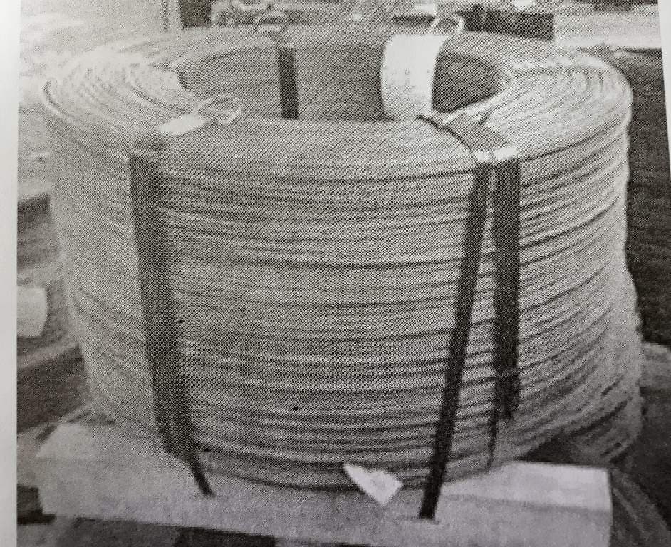 Conform descrierii solicitantului şi a fotografiei publicate în baza de date produsul reprezintă sârmă neacoperită, din oţel nealiat.
Este utilizată la fabricarea plaselor împletite pentru cernerea agregatelor minerale în balastiere şi cariere de piatră.
Se obţine prin tragere (trefilare) la rece din bare de oţel.
Compoziţie chimică a sârmei este:
-carbon: 0,66%
-siliciu: 0,23%
-mangan: 1%
-sulf: 0,005%
-fosfor: 0,012%
-niobiu: 0%
-titan: 0%
-aluminiu: 0,002%
-crom: 0,03%
-nichel: 0,01%
cupru: 0,04%
molibden: 0%
bor: 0,0004%
Diametre: 3; 4; 5; 6; 7; 8; 10 mm.
Se prezintă în colaci, rulouri sau bobine.