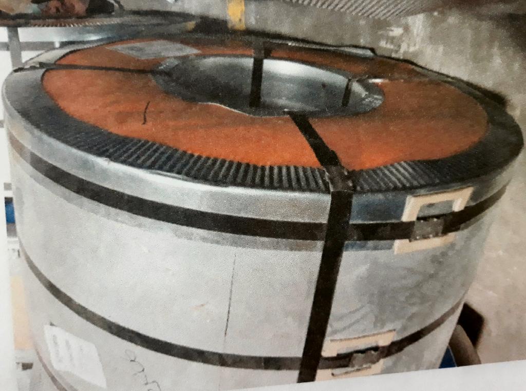 Conform descrierii solicitantului şi a fotografiei publicate în baza de date, produsul reprezintă produse laminate plate (tablă din oţel nealiat). Este obţinut prin laminare la cald. Lăţimea produsului este de 640 mm. Produsul este galvanizat cu zinc, fără alte metale. Procedeul folosit este prin imersie la cald. Tabla este calmată cu aluminiu, pasivată chimic. Se prezintă în rulouri.
Compoziţia chimică: produsul conţine, printre altele, carbon-între 0.0369% şi 0.0495, titan-între 0.0006 şi 0.0015%, aluminiu-între 0.0302% şi 0.0369%, niobiu-între 0.0002% şi 0.0006%, vanadiu-între 0.0011% şi 0.0043%.
Greutatea unui rulou: 5000-8000 kg.
Grosimea tablei: 0,35-1,2 mm.
Tabla nu este ondulată.