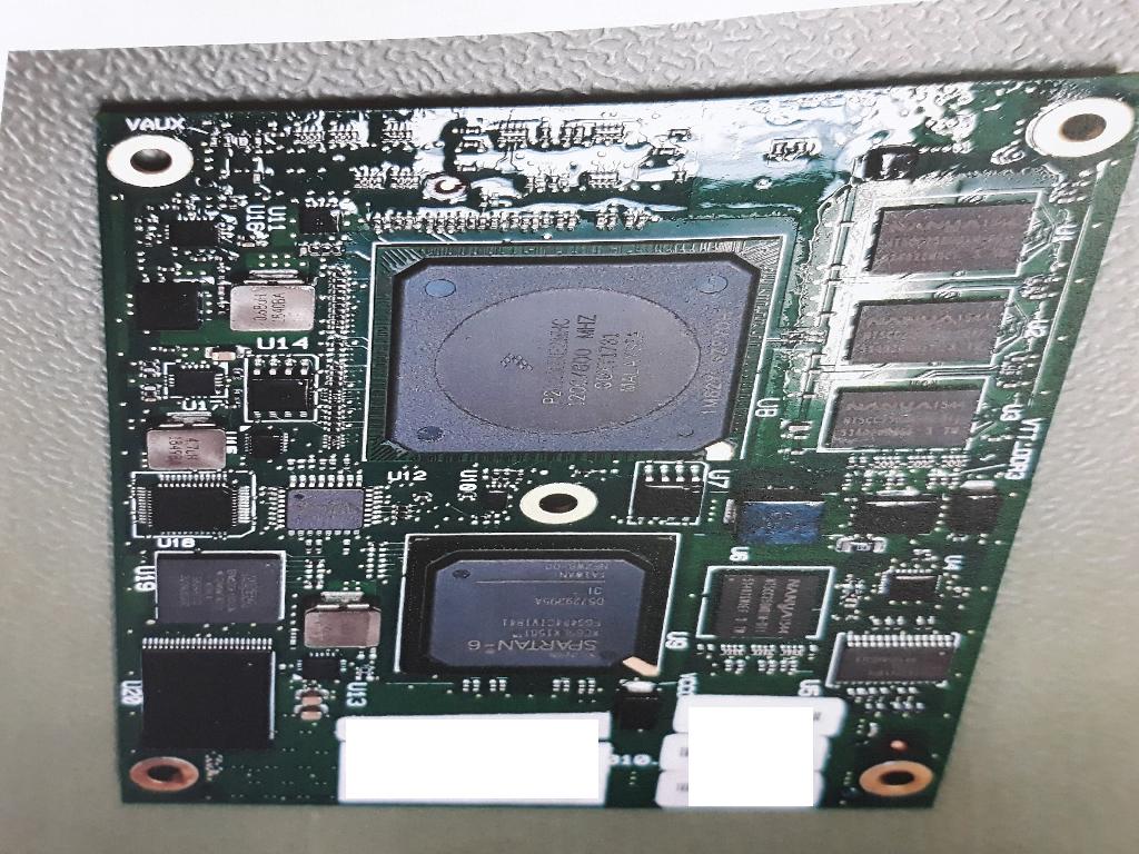 Conform descrierii solicitantului şi a fotografiei publicate în baza de date, produsul reprezintă un circuit electronic imprimat, multistrat, populat cu elemente pasive şi active de circuit (condensatoare, diode, miez de ferită, bobine de inductanţă, rezistori, circuite integrate, memorii EPROM programabile, cristale piezoelectrice, diverşi conectori electrici).
Reprezintă o parte componentă a unui panou electric, care mai cuprinde transformatoare şi module de transformatoare electrice. Acest panou comandă şi coordonează alimentarea cu energie electrică a trenurilor electrice de călători.
Produsul care face obiectul acestei ITO reprezintă un subansamblu electronic care coordonează şi monitorizează diverşi senzori de alimentare, distribuie tensiunea de alimentare, comunicând, totodată cu alte elemente componente ale panoului electric.
Tensiunea electrică de alimentare a circuitului electronic este de 5 volţi.
Produsul are dimensiunile de 110x75x8 mm şi o greutate de 62 grame.
În vamă, produsele se prezintă ambalate în cutii de carton înfoliate care, la rândul lor, sunt paletizate.