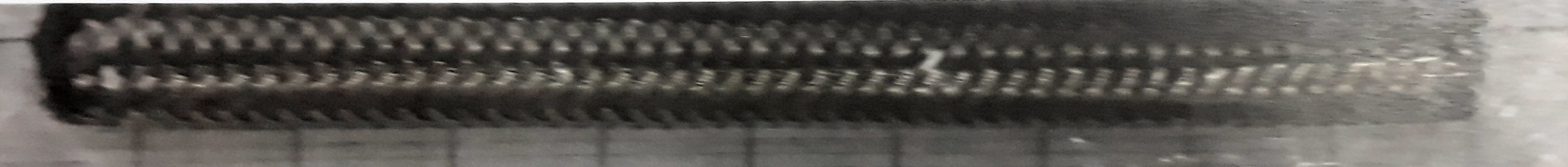 Conform descrierii solicitantului si a fotografiei publicate în baza de date, produsul reprezinta  un furtun flexibil din teflon.
Este folosit în  industria auto, în sistemul de ungere al motoarelor.
Este fabricat din PTFE (olitetrafluoroetilenă sau teflon), având o mare rezistenţă la agenţii chimici.
Funcţionează la o presiune cuprinsă între 0 şi 10 bari.
Este ranforsat la exterior cu sârmă împletită din oţel inoxidabil. Are o lungime 93+/- 2 mm şi un diametru interior de 6,5 mm. Nu este prevăzut cu accesorii. La vămuire, mai multe astfel de produse se prezintă ambalate în cutii de carton. O cutie cântăreşte 6,4 kg.