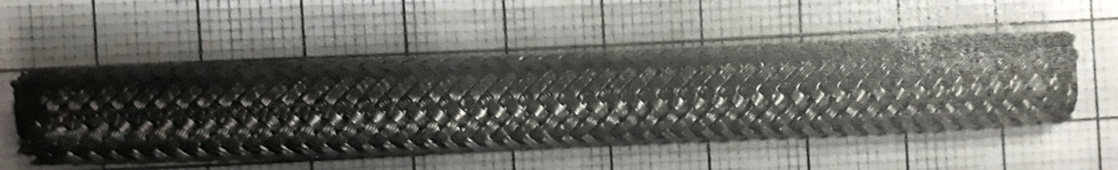 Conform descrierii solicitantului si a fotografiei publicate în baza de date, produsul reprezinta  un furtun flexibil din teflon.
Este folosit în  industria auto, în sistemul de ungere al motoarelor.
Este fabricat din PTFE (olitetrafluoroetilenă sau teflon), având o mare rezistenţă la agenţii chimici.
Funcţionează la o presiune cuprinsă între 0 şi 10 bari.
Este ranforsat la exterior cu sârmă împletită din oţel inoxidabil. Are o lungime 102+/- 2 mm şi un diametru interior de 6,5 mm. Nu este prevăzut cu accesorii. La vămuire, mai multe astfel de produse se prezintă ambalate în cutii de carton. O cutie cântăreşte 6,4 kg.