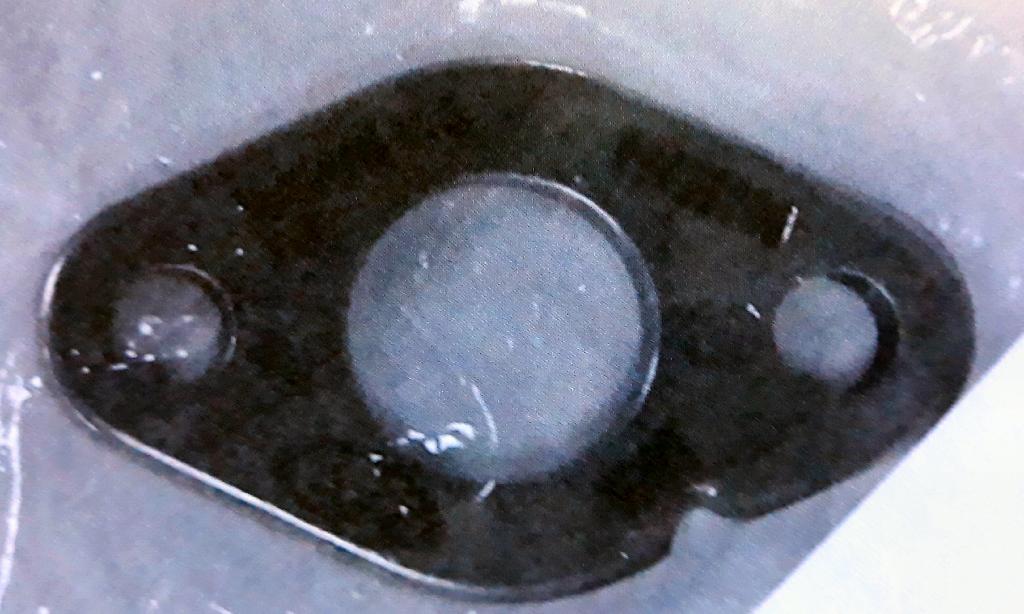 Conform descrierii solicitantului şi a fotografiei publicate în baza de date, produsul reprezintă flanşe ştanţate din oţel inoxidabil (marca XCrNi 18-10).
Se utilizează la fixarea, prin brazare, a unui tub metalic prin care circulă gaze de eşapament pe turbina unui motor de autoturism.
Are o formă ovală. Pe una din laturi prezintă un sistem care previne montarea greşită a flanşei. Prezintă două orificii cu diametrul de 6 mm şi unul în centrul flanşei, cu diametrul de 16 mm. Una din margini este teşită.
Dimensiuni de gabarit: 50 x 30 x 4 mm.
Fiecare produs are o greutate de 0,0236 kg. Într-o cutie de carton sunt ambalate câte 540 bucăţi.
Ţară de origine: China.