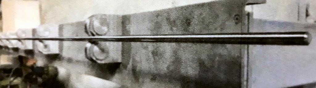 Conform descrierii solicitantului si a fotografiei publicate în baza de date, produsul reprezintă bare din oţel nealiat.
Sunt utilizate la obţinerea aşa-numitelor "tije piston", utilizate la fabricarea amortizoarelor hidraulice.
Au secţiunea rotundă şi constantă pe toată lungimea, având diametrul cuprins între 22,220 - 22,350 mm, în funcţie de produs. Se obţin prin tragere la rece. Procesul de producţie al barelor, anexat de solicitant, nu implică o torsionare a acestora.
Compoziţia chimică a oţelului este: C:0,4-046%, Si:0,15-0,35%
Mn:0,5-0,8%, P max:0,04%, S:0,02-0,045%
Fabricarea produsului implică decojirea grosieră a materiei prime, urmată de sablare, tragerea la rece, lustruire, debitarea la lungime, şanfrenarea capetelor, decojire fină, lustruire şi lubrefiere anticorozivă.
Au un aspect lucios. 
Lungimea unui produs este de 5950 - 6000 mm.
Greutate: 17 - 18 kg.
Se prezintă în vamă sub formă de baloţi cu greutatea maximă de 1500 kg, câte 80 - 90 de bucăţi la balot.