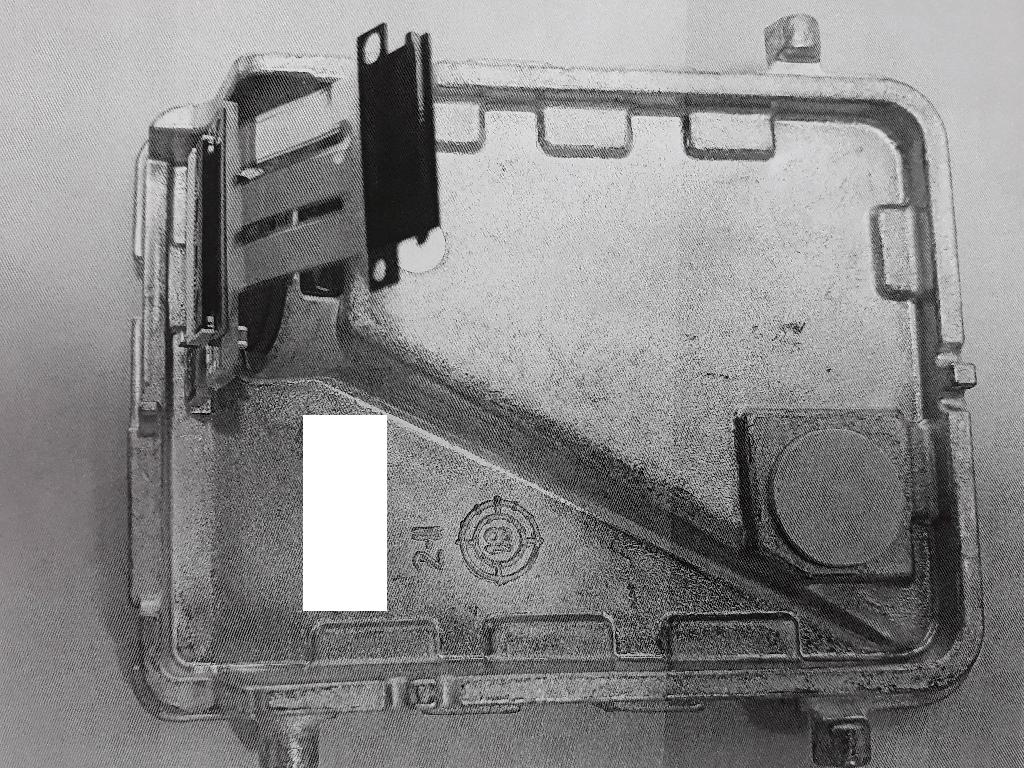 Conform descrierii solicitantului şi a fotografiei publicate în baza de date, produsul reprezintă un capac din aluminiu.
Este o parte a unui modul optic de asistenţă pentru un şofer aflat în trafic. Are rol de protecţie şi susţinere a circuitelor imprimate şi a lentilei optice. Acestea din urmă se montează pe partea laterală a capacului (nu fac obiectul prezentei ITO). Pe partea superioară a acestuia se aplică prin lipire, un circuit imprimat populat cu elemente electronice de circuit active şi pasive şi o carcasă metalică care protejează circuitul imprimat (nu fac obiectul prezentei ITO).
Produsul este fabricat prin turnare.
Dimensiuni: 85,6x76,6x21,5 mm.
Greutate:63,3 grame.
În momentul vămuirii, produsul se prezintă ambalat într-o cutie de plastic de culoare neagră.