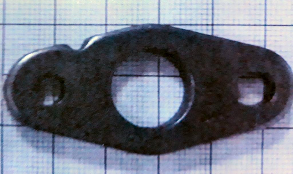Conform descrierii solicitantului şi a fotografiei publicate în baza de date, produsul reprezintă flanşe ştanţate din oţel (marca S235JR).
Reprezintă o subcomponentă (parte) a sistemului de răcire al unui motor de autovehicul. Se fixează prin brazare. Prin flanşă circulă ulei.
Prezintă trei găuri cu diametre de 6,2 mm, 8,2 mm, respectiv 12,3 mm.
Dimensiuni de gabarit: 54 x 25 x 5 mm.
Greutatea produsului este de 30 grame. Sunt ambalate câte 384 de bucăţi într-o cutie de carton.
Ţară de origine: China/Turcia.