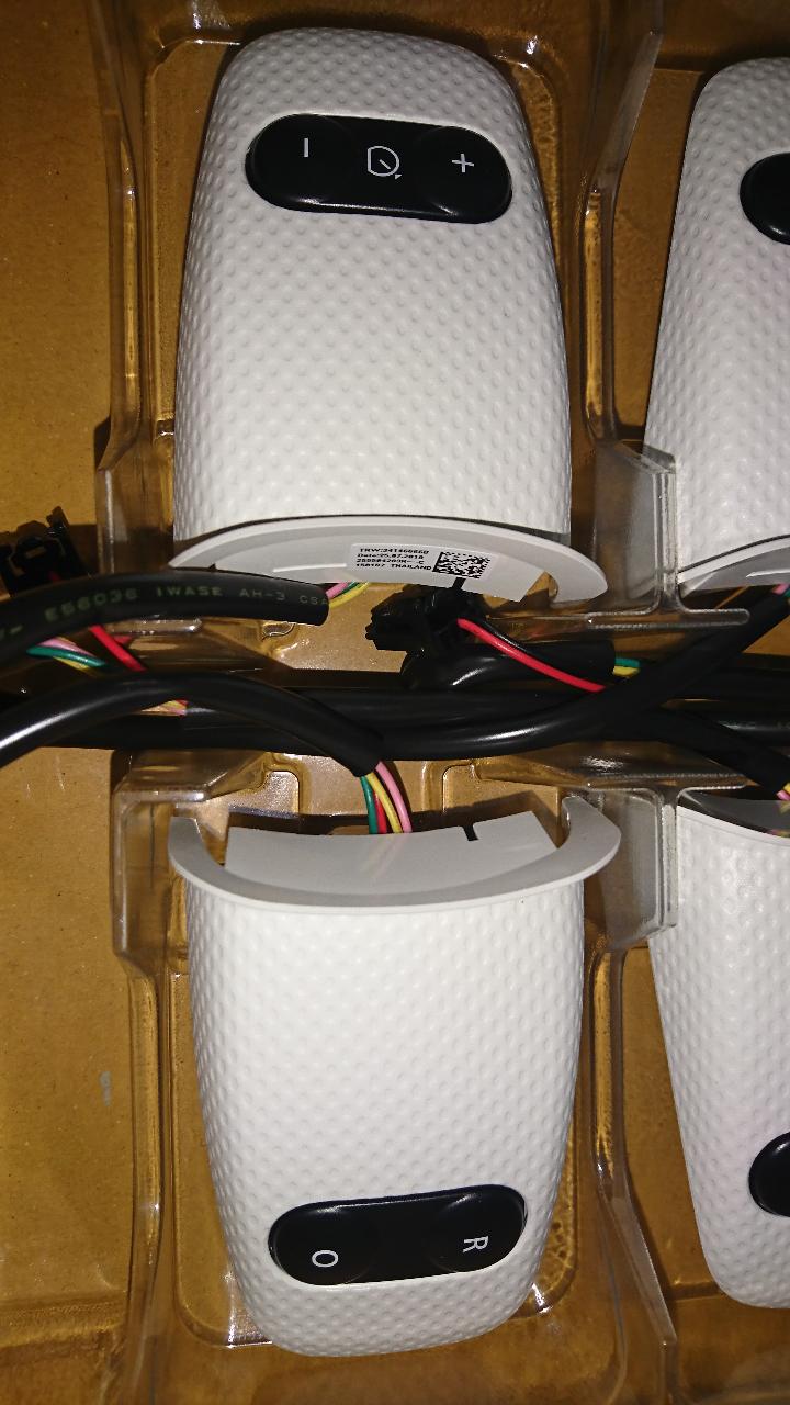Conform descrierii solicitantului şi a fotografiilor anexate, produsul reprezintă o comanda electrica prin taste prevazuta cu cabluri electrice, pentru o tensiune de max 1000 V, pentru asigurarea comenzilor manuale de pe volanul unui autoturism. Produsul este format din dou randuri de taste din plastic, unite printr-un cablu electric avand la celalalt capat un conector electric. Tastele sunt fixate intr-o carcasa din plastic ce contin in interior  placi cu circuit, elemente de contact si rezistente electrice.
