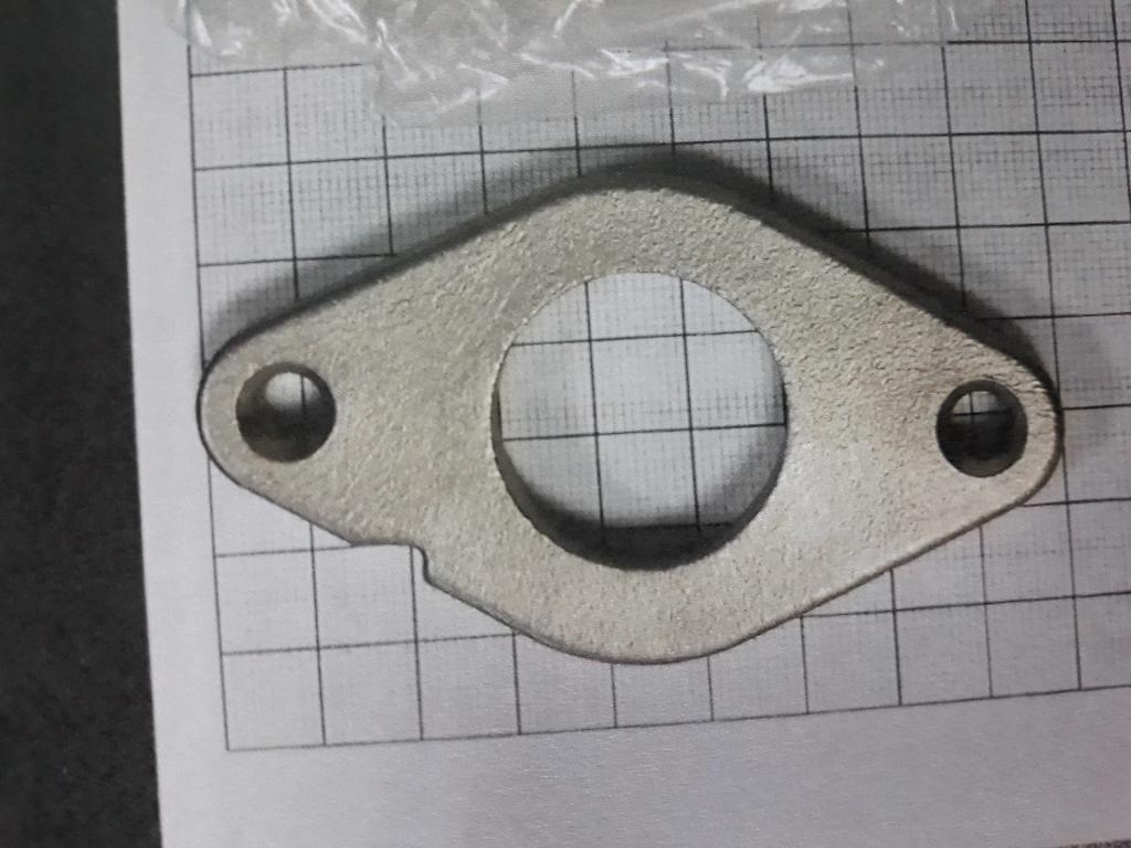 Conform descrierii solicitantului şi a fotografiei publicate în baza de date, produsul reprezintă o flanşă din
oţel inoxidabil, utilizată ca accesoriu de ţevărie în industria auto.
Reprezintă o subcomponentă a sistemului de evacuare al gazelor de ardere rezultate din funcţionarea motorului unui
autovehicul. Are rol de fixare şi etanşare, prin brazare, a unui tub metalic introdus în flanşă, cu motorul. Se
fixează cu şuruburi de motor.
Este fabricată prin turnare, urmată de o prelucrare prin aşchiere.
În vamă produsele sunt prezentate ambalate în cutii de carton, amplasate în containere de lemn. Greutatea unei cutii este de 14,02 kg.