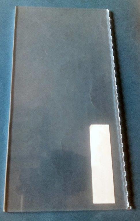 Conform descrierii solicitantului si a fotografiei publicate in baza de date, produsele reprezinta placi reflectoare, cu proprietati optice, confectionate din material plastic. 
Sunt transparente, taiate in forme rectangulare, si prevazute pe una din laturi cu o decupare specifica.
Materialul plastic din care sunt confectionate placile (polimetilmetacrilat) are proprietati optice de reflexie si refractie pentru distribuirea uniforma a luminii.
Proprietatile optice sunt generate de metoda de turnare (injectie in matrita), cat si de prelucrarile ulterioare (polizare cu abrazivi).
Sunt utilizate la panouri de avertizare iluminate cu LED-uri, pentru situatii de urgenta.
Placile se prezinta taiate la diferite dimensiuni:
310,0x154,0x5,26mm; 210,0x104,0x5,26mm; 199,8x100,57x3,05mm; 310,0x154,0x5,0mm; 210,0x104,0x5,0mm; 299,8x150,37x3,05mm