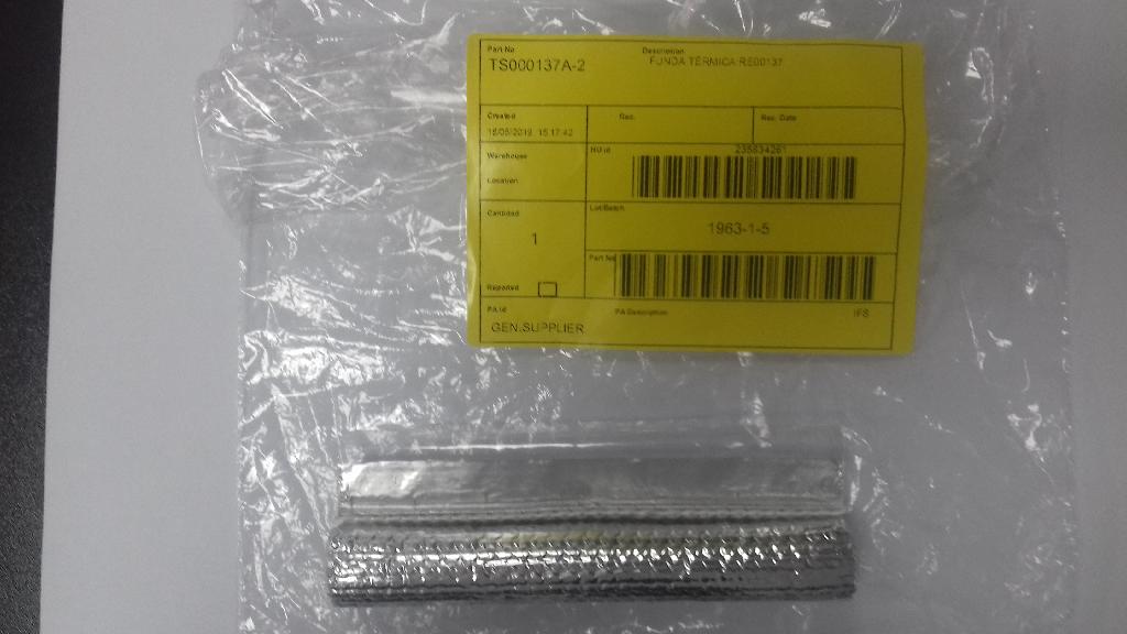 Conform descrierii solicitantului si a fotografiei publicate în baza de date, produsul reprezintă un tub realizat din tesatura de fibra de sticla, acoperit cu poliester. Acesta are o forma cilindrica, insa neinchisa, cu urmatoarele dimensiuni: diametru 15,8 , grosime 0,94 si lungime 120 mm. La exterior este imbracat cu o folie din aluminiu.
Se monteaza in jurul unui tub metalic din ansamblul motor al autovehiculelor pentru a-i asigura acestuia protectia termica fata de componentele din imediata lor apropiere. Sunt ambalate in sac plastic/1000 buc. si cutii de carton.