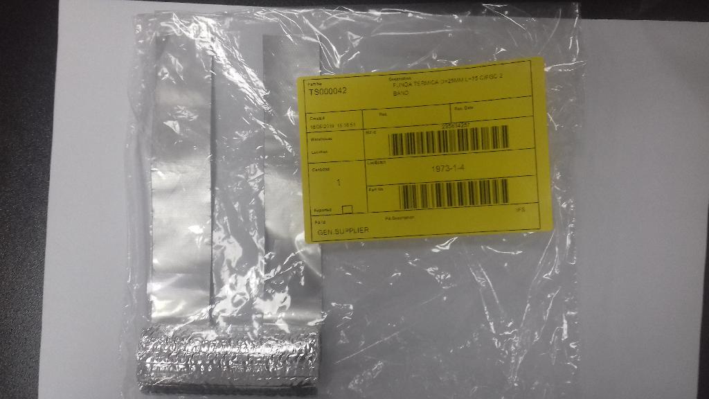 Conform descrierii solicitantului si a fotografiei publicate în baza de date, produsul reprezintă un tub realizat din tesatura de fibra de sticla, impregnat cu rasina. Acesta are o forma cilindrica, insa neinchisa, cu urmatoarele dimensiuni: diametru 28 mm, grosime 1,14 mm, lungime 75 mm. La exterior este imbracat cu o folie din aluminiu.
Este utilizat la izolarea termica, in special pentru protectia furtunelor de cauciuc fata de componentele motoarelor auto. Are o greutate de 0,0076 kg. Sunt ambalati in saci plastic/300 buc. si cutii de carton.