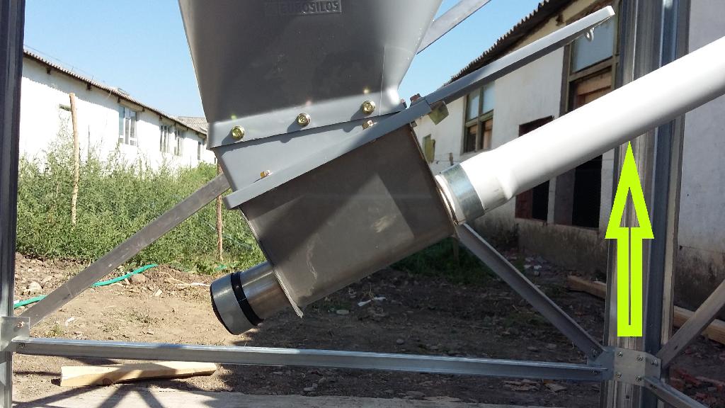 Conform informatiilor puse la dispozitie de catre solicitant si fotografiei anexate, produsul reprezinta un tub rigid, cu lungimea de 3 metri, fabricat din PVC (POLICLORURA DE VINIL). Diametrul poate avea 55, 75, 90 sau 125 mm, cu sectiune circulara pe toata lungimea tubului. Are culoare alba si este obtinut fara sudura si fara lipire. Este folosit in halele de crestere a pasarilor, pentru transportul furajelor.