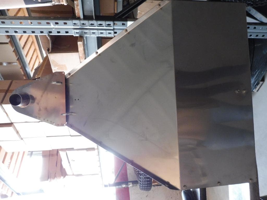 Conform descrierii solicitantului si imaginilor publicate în baza de date, produsul denumit buncar furajare este un recipient sub forma unei palnii din tabla galvanizata sau inox, cu capacitatea de 175 litri, cu dimensiuni aprox. de 75cmx59cmx59cm. Nu este prevazut cu dispozitive mecanice sau termice. Buncarele sunt fabricate din placi de tabla imbinate cu organe de asamblare (suruburi, piulite etc.).
In aceste buncare situate in interiorul halelor de pui ajunge furajul provenit dintr-un siloz exterior si antrenat prin intermediul unui transportor (ce nu face obiectul acestei decizii ITO). In buncar se pot amesteca tipuri de furaje provenite din silozuri diferite, urmand sa fie antrenate mai departe pe liniile de furajare.