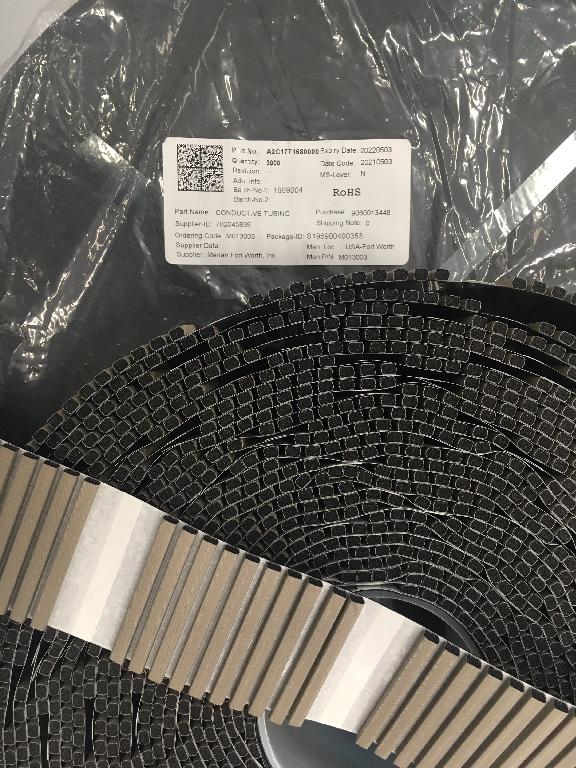 Conform descrierii solicitantului si a fotografiior publicate in baza de date, produsul reprezinta o  tesatura cu insertii metalice, utilizata ca element conductor pentru impamantare si ecranare a unui modul electronic de control in industria auto. Tesatura este fixata pe un suport din spuma poliuretanica care are forma paralelipipedica. In compozitia tesaturii se afla insertii metalice (din cupru si nichel) cu rol de conductivitate / ecranare si impamantare. Eficacitatea de ecranare este de 80-90 dB si are o rezistenta la suprafata <0,08Ω. Elementul conductor se monteaza la exteriorul modulelor electronice de control ale autoturismelor, prin compresie mecanica pe o carcasa din aluminiu, cate doua pe fiecare parte a modulului. In functie de dimensiunile modulului, sectiunile elementului conductor sunt de 5x3 mm, respectiv 5x4 mm, iar lungimea acestuia e de 44 mm, respectiv 55mm. Sunt lipte cate 3000 bucăți pe o rola suport.
