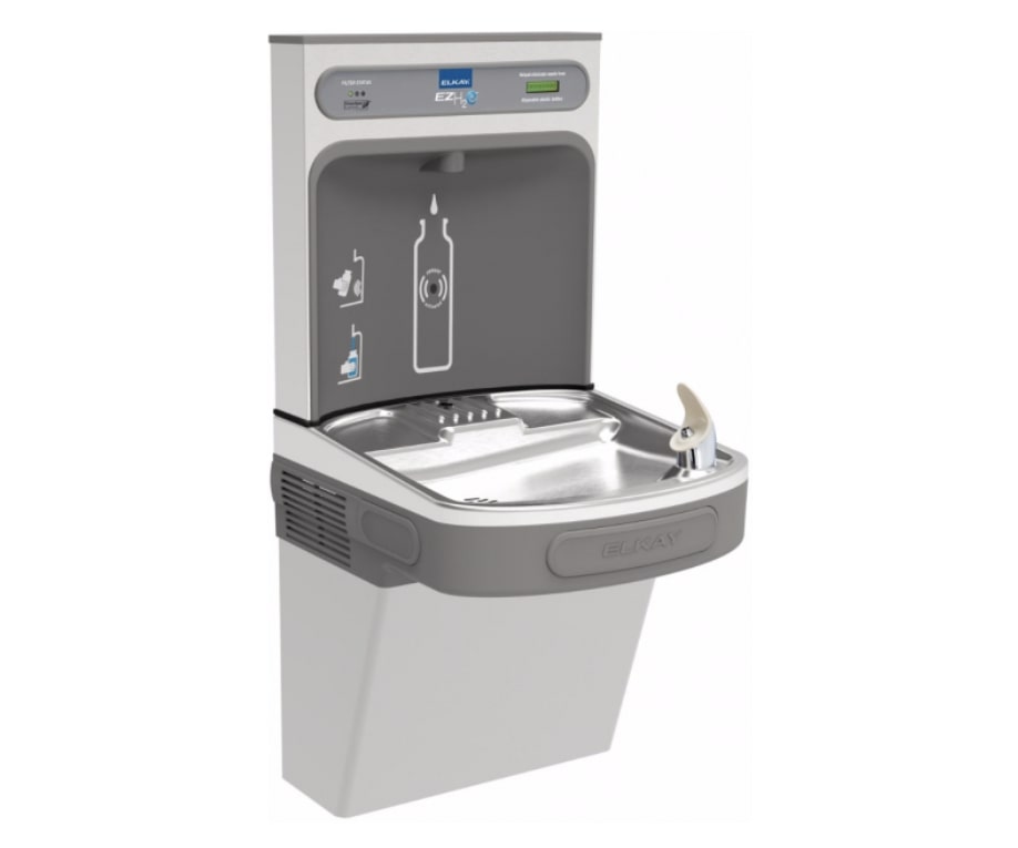 Conform descrierii solicitantului si a fotografiei publicate in baza de date, produsul reprezinta un aparat pentru ﬁltrare și alimentare cu apa. Cu ajutorul unui ﬁltru de carbon, aparatul ﬁltrează apa de la rețea și o transforma in apa potabila. Apa potabila este menținuta la o temperatura între 3-7 grade Celsius cu ajutorul unui sistem de răcire. Capacitatea de racire este de 30 LPH (litri pe oră). Aparatul este confectionat din otel inoxidabil si este prevăzut cu senzor de umplere a sticlei, display, sistem de scurgere. Are o greutate de 32 kg si urmatoarele dimensiuni: 97.5 x 45.4 x 47.3 cm (H x W x D).
