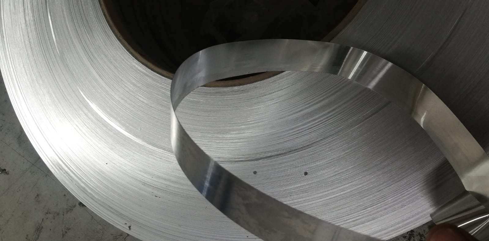 Conform descrierii solicitantului si a fotografiilor publicate in baza de date, produsele reprezinta  benzi din aliaj de aluminiu nevopsite si neacoperite, cu grosimi de 0,35 mm, 0,45 mm si 0,8 mm.
Produsele vor fi utilizate in diferite sectoare de activitate (constructii, semnalizare, automobile, transporturi).
Benzile de aliaj din aluminiu  nu au straturi intermediare din alte materiale si nici nu sunt prevazute cu un suport.
