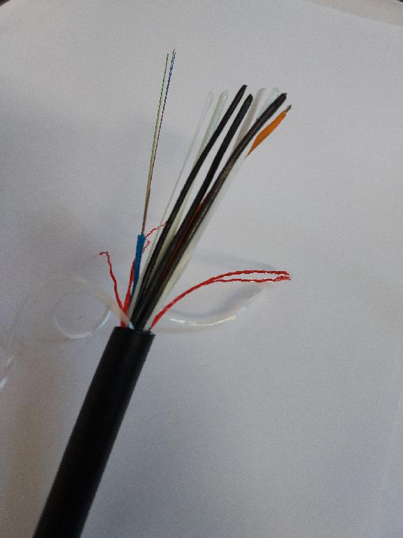 Produsul reprezinta un cablu de comunicatie de tip FTY-4 sau FTY-12 care contine patru, respectiv 12 fibre optice de 125um, neizolate individual. Este un cablu cu sectiunea de aproximativ 9-10 mm, de culoare neagra. Produsul este compus astfel: fibre optice grupate intr-o izolatie comuna, fibre de plastic FRP, tesatura din fibra de sticla (glass yarn), PBT (Polibutilena tereftalat), gel, tuburi libere, compus de umplere (filling compound), camasa exterioara din polietilena HDPE. Cablul se utilizeaza pentru transmiterea de informatii (imagini, sunete, date, etc.) folosind lumina care este trasmisa pe mai multe lungimi de unda in interiorul fibrelor optice. Cablul este rulat pe tambur din lemn.
