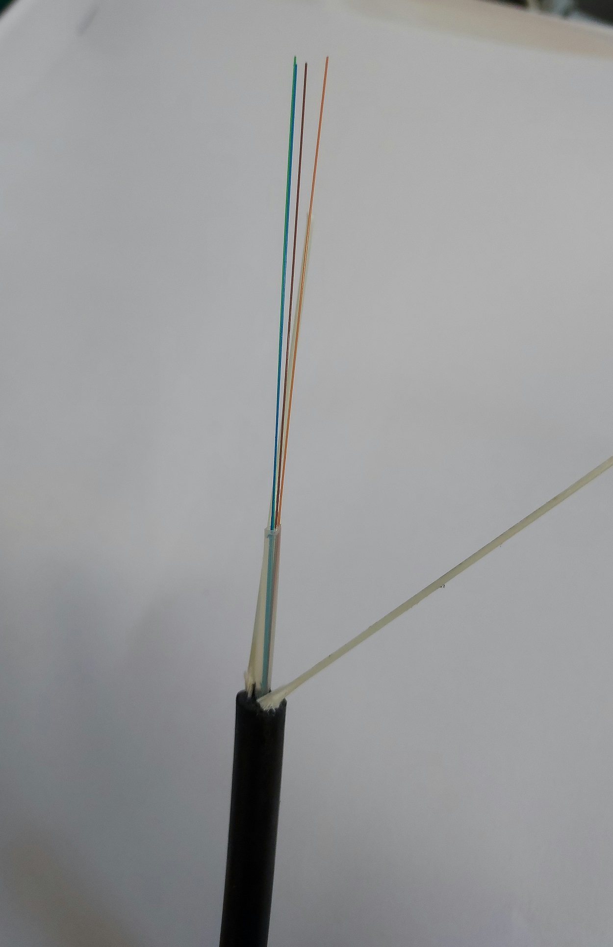 Produsul reprezinta un cablu de comunicatie de tip FXY-4 sau FXY-12 care contine patru, respectiv 12 fibre optice de 125um, neizolate individual. Este un cablu cu sectiunea de aproximativ 6-7 mm, de culoare neagra. Produsul este compus astfel: fibre optice grupate intr-o izolatie comuna, fibre de plastic FRP, tesatura din fibra de sticla (glass yarn), PBT (Polibutilena tereftalat), gel, tuburi libere, compus de umplere (filling compound), camasa exterioara din polietilena PE. Cablul se utilizeaza pentru transmiterea de informatii (imagini, sunete, date, etc.) folosind lumina care este trasmisa pe mai multe lungimi de unda in interiorul fibrelor optice. Cablul este rulat pe tambur din lemn.