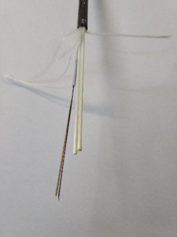 Produsul reprezinta un cablu de comunicatie de tip ASU 4F sau ASU 12F care contine patru, respectiv 12 fibre optice de 125um, neizolate individual. Este un cablu cu sectiunea de aproximativ 7-8 mm, de culoare neagra. Produsul este compus astfel: fibre optice grupate intr-o izolatie comuna, fibre de plastic FRP, gel, compus de umplere (filling compound), camasa exterioara din polietilena PE. Cablul se utilizeaza pentru transmiterea de informatii (imagini, sunete, date, etc.) folosind lumina care este trasmisa pe mai multe lungimi de unda in interiorul fibrelor optice. Cablul este rulat pe tambur din lemn.