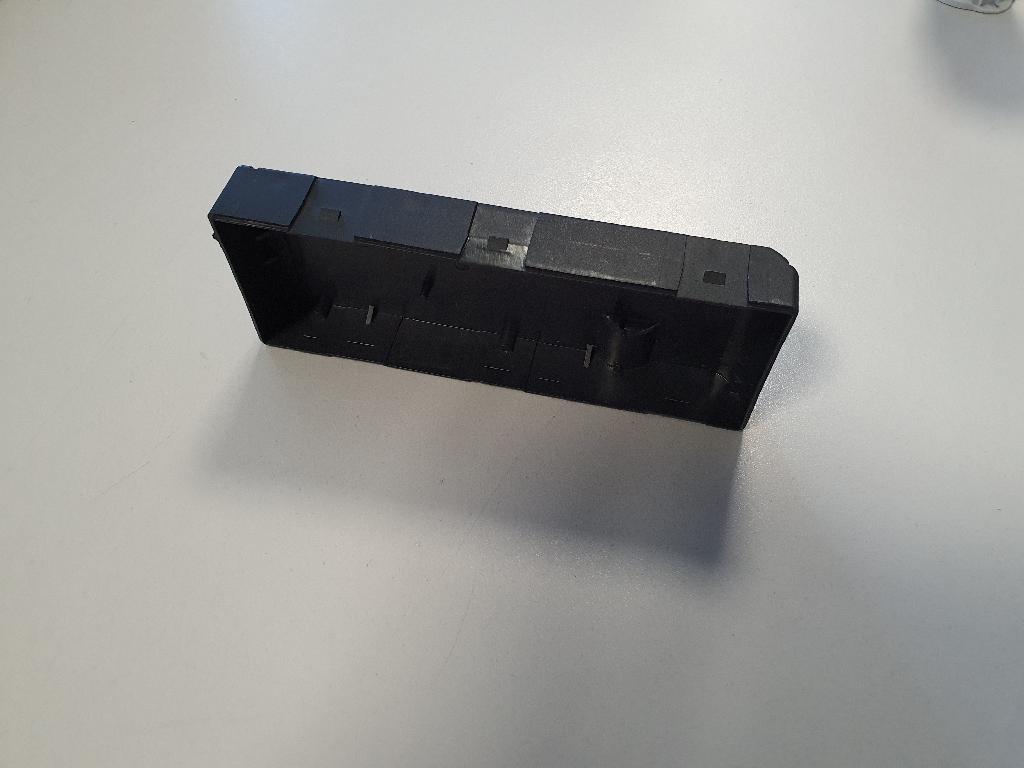 Conform descrierii solicitantului și a fotografiei publicate în baza de date, produsul reprezinta o parte (semicarcasa) a unei unitati de control electronice tip Body Control Module pentru autovehicule.
Are rolul de a sustine si proteja un ansamblu electronic ce consta dintr-un circuit imprimat multistrat populat cu elemente pasive si active de circuit (nu face obiectul acestei decizii ITO).
Produsul este fabricat din material plastic de culoare neagra. Are o forma specifica, fiind prevăzut din turnare cu elemente de îmbinare cu cealaltă semicarcasă și elemente de susținere a ansamblului electronic. Împreuna cu o semicarcasa alba din material plastic si un ansamblu electronic, formeaza unitatea de control electronica. 
Are dimensiunile de 145x55x20,25 mm.