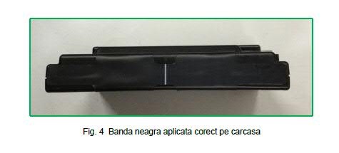 Conform descrierii solicitantului si imaginilor publicate in baza de date, produsul denumit "eticheta" reprezinta un element de fixare autoadeziv cu forma plata, realizat din polietilena de 139,7 microni si acoperit pe o parte cu un strat adeziv din polimer acrilic cu grosimea de 127 microni. 
Etichetele sunt obtinute intr-o forma stantata specifica, cu dimensiunile de aproximativ 17cm x 5cm.
Produsul este destinat lipirii pe suprafata de imbinare a unui Body Control Module (BCM), prin aplicarea unei presiuni, avand rolul de izolare si protejare a interiorului impotriva umiditatii.
Produsele se prezinta la vamuire fixate pe o banda de hartie cu rol de suport (pentru transport si depozitare pana la momentul utilizarii). Banda de hartie este rulata in role cu latimea de aprox.18,1cm si un diametru de aproximativ 30,23cm, fiecare rola continand aprox. 3100 etichete.