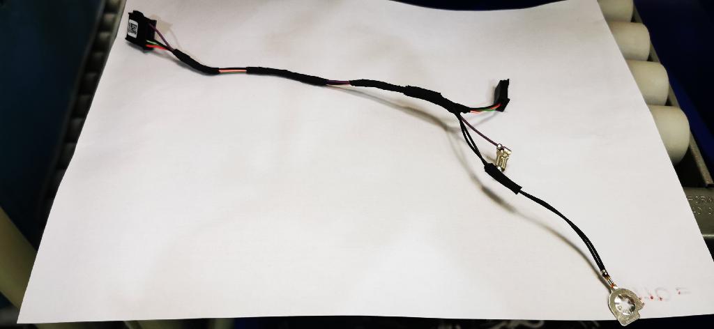 Produsul reprezintă un cablu electric cu piese de conectare, utilizat in industria auto. Produsul este format din fire electrice prevăzute cu terminale si mai multe piese de conectare. Firele electrice sunt înfăşurate cu bandă izolatoare. Produsul a fost conceput pentru a conecta tastele multifuncţionale de pe volanul maşinii între ele, cât şi pentru conectarea acestora cu diferite componente electronice.