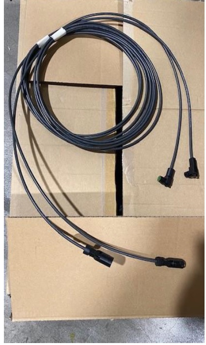 Conform descrierii solicitantului și a fotografiilor publicate în baza de date, produsele reprezintă cabluri de interconectare tip USB, pentru subansambluri electrice (conductori electrici echipati cu conectori).
Sunt concepute special pentru incorporarea in cablajul auto final-set fise auto.
Sunt cabluri multimedia/USB și sunt utilizate ca extensii pentru proiectoare cu alte dispozitive media (de exemplu, laptop, player Blue-ray etc.) pentru transmiterea pasivă a semnalelor.
Se prezinta sub forma unor cabluri cu conectori la ambele capete, format din: doua straturi de folie, un fir metalic, izolat in PVC (plastic). Stratul de folie este o protecție împotriva interferențelor, firul metalic și împletitura de sârmă pentru împământare.
Sunt pentru o tensiune care nu depășește 1000 V.