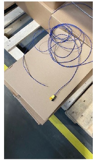 Conform descrierii solicitantului și a fotografiilor publicate în baza de date, produsele reprezintă cabluri de interconectare pentru subansambluri electrice, prevăzute cu câte un conector, la un singur capat.
Cablurile fac legătura cu airbag-ul central al unui autovehicul.
Se prezintă sub forma unui cablu cu două fire de culori diferite, constituit din două straturi de folie, o sârmă metalică, învelite în împletitură de sârmă izolată în PVC. Stratul
de folie reprezintă o protecție împotriva interferențelor, împletitura de sârmă este destinată împământării. Cablul este prevăzut cu un conector cu o formă specifică.
Mod ambalare:cutii carton
Greutate: 60 grame.