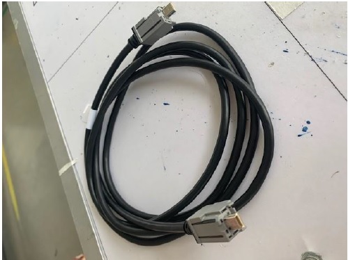 Conform descrierii solicitantului și a fotografiilor publicate în baza de date, produsele reprezintă cabluri de interconectare pentru subansambluri electrice, prevăzute cu câte un conector tip USB, la un singur capat, sau la ambele capete.
Rolul cablului USB este de a conecta electric dispozitivele electronice si componentele
electrice montate în automobile. Materialele sunt izolate în PVC.   Tensiunea de lucru nu depăseste 1000 V.
Se prezintă sub forma unui cablu alcătuit din patru sau cinci fire de culori diferite, prevăzut la unul din capete cu un conector de intrare, de tip USB, sau sub forma unui cablu prevăzut la ambele capete cu conectori de tip miniUSB.
Mod ambalare: cutie carton
Greutate: 53 grame.