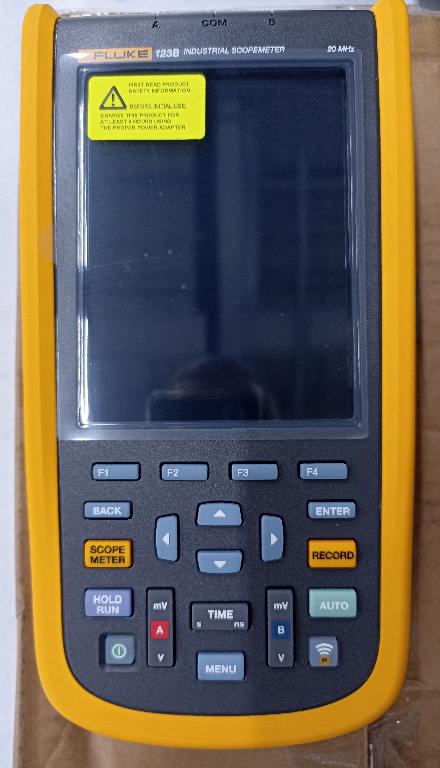 Produsul reprezinta o tastatura din cauciuc siliconic, fabricata prin injectie. Aceasta reprezinta un element de contact (contact pads) care contine pastile conductoare electric din carbon, incorporate  sub fiecare tasta. Tastatura intra in componenta unui osciloscop/multimetru portabil. Suprafata plata a produsului este de culoare neagră, iar tastele sunt multicolore.