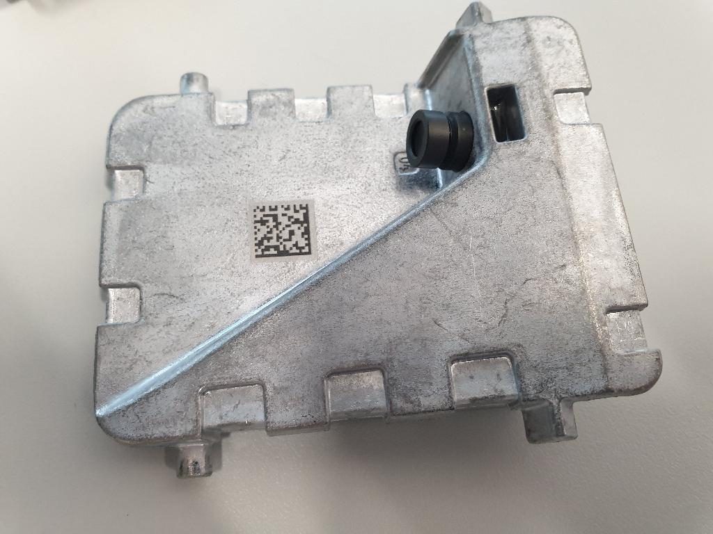 Conform descrierii solicitantului și a fotografiei publicate în baza de date, produsul reprezinta un capac din aluminiu. Intră în compunerea unui modul optic de asistenta al unui autovehicul.
Are rol de protectie si sustinere a unor circuite imprimate si a unei lentilei optice. Acestea din urma se monteaza pe partea laterala a capacului. Pe partea superioara a acestuia se aplica, prin lipire, un circuit imprimat populat cu elemente electronice de circuit, active si pasive, precum si o carcasa metalica care protejeaza circuitul imprimat.
Produsul este fabricat prin turnare.