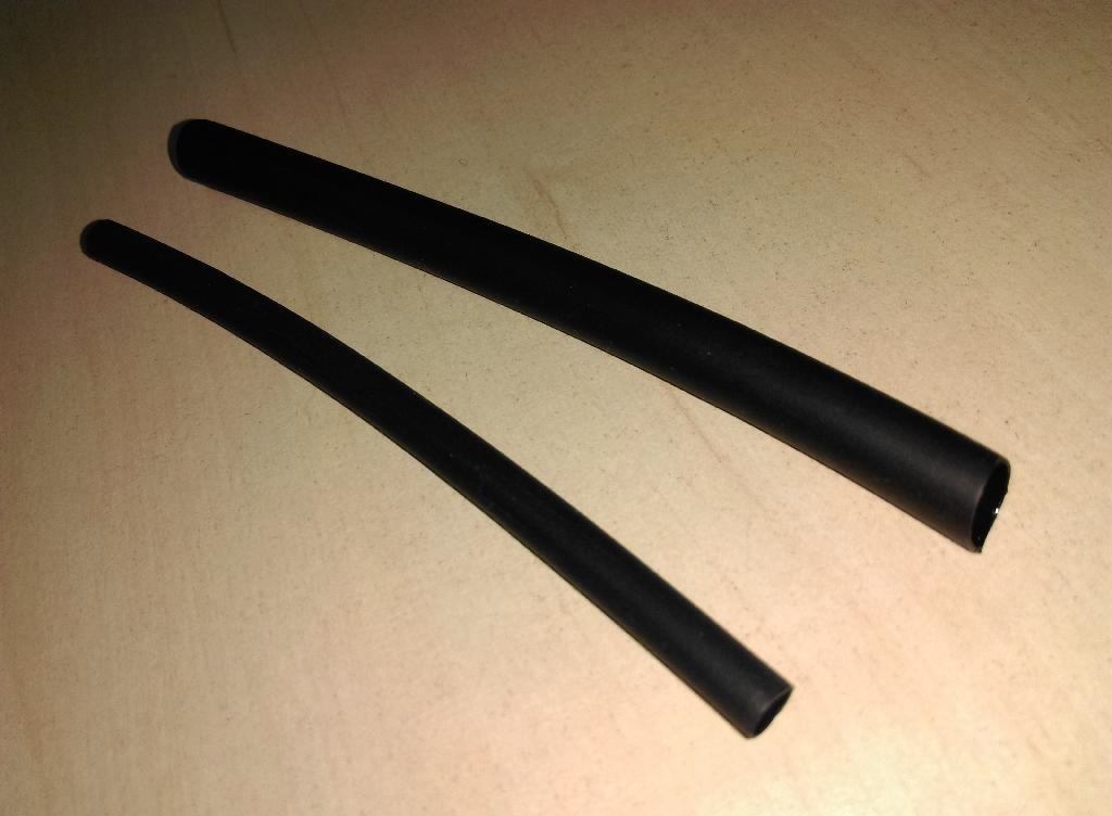 Conform descrierii puse la dispozitie de solicitant si imaginii publicate in baza de date, produsul denumit tub flexibil din material plastic (poliolefina) reprezinta un tub flexibil și termocontractabil din material plastic (majoritar copolimer EVA caruia i s-au adaugat in procesul de obtinere aditivi specifici si plastifianti cu rol protector și ignifug).
Conform informatiilor primite, tubul nu suporta o presiune mai mare de 27,6MPa. Produsul, cu un raport de contractie de 2:1, nu este ranforsat, nici asociat/ combinat in alt mod cu alte materiale si nu are accesorii.
Tuburile flexibile au lungimi variabile ( de 15, 25, 50, 100 sau 200 metri) si diametre variate, pot fi de diferite culori (negru, rosu, albastru, galben, alb sau verde) si sunt prezentate pe role ce se ambaleaza apoi in cutii de carton.
Utilizari: in domeniul industrial si comercial, pentru protejarea mecanica si electrica, etansarea si izolarea electrica a cablurilor, a imbinarilor și componentelor electrice, prin acoperirea acestora. Protectia se realizeaza prin introducerea cablurilor sau conexiunilor electrice in tubul flexibil si expunerea acestuia la o sursa de caldura. Sub influenta caldurii, tubul se contracta in jurul cablurilor din interior pana se muleaza perfect pe acestea, izolandu-le si protejandu-le de exterior.