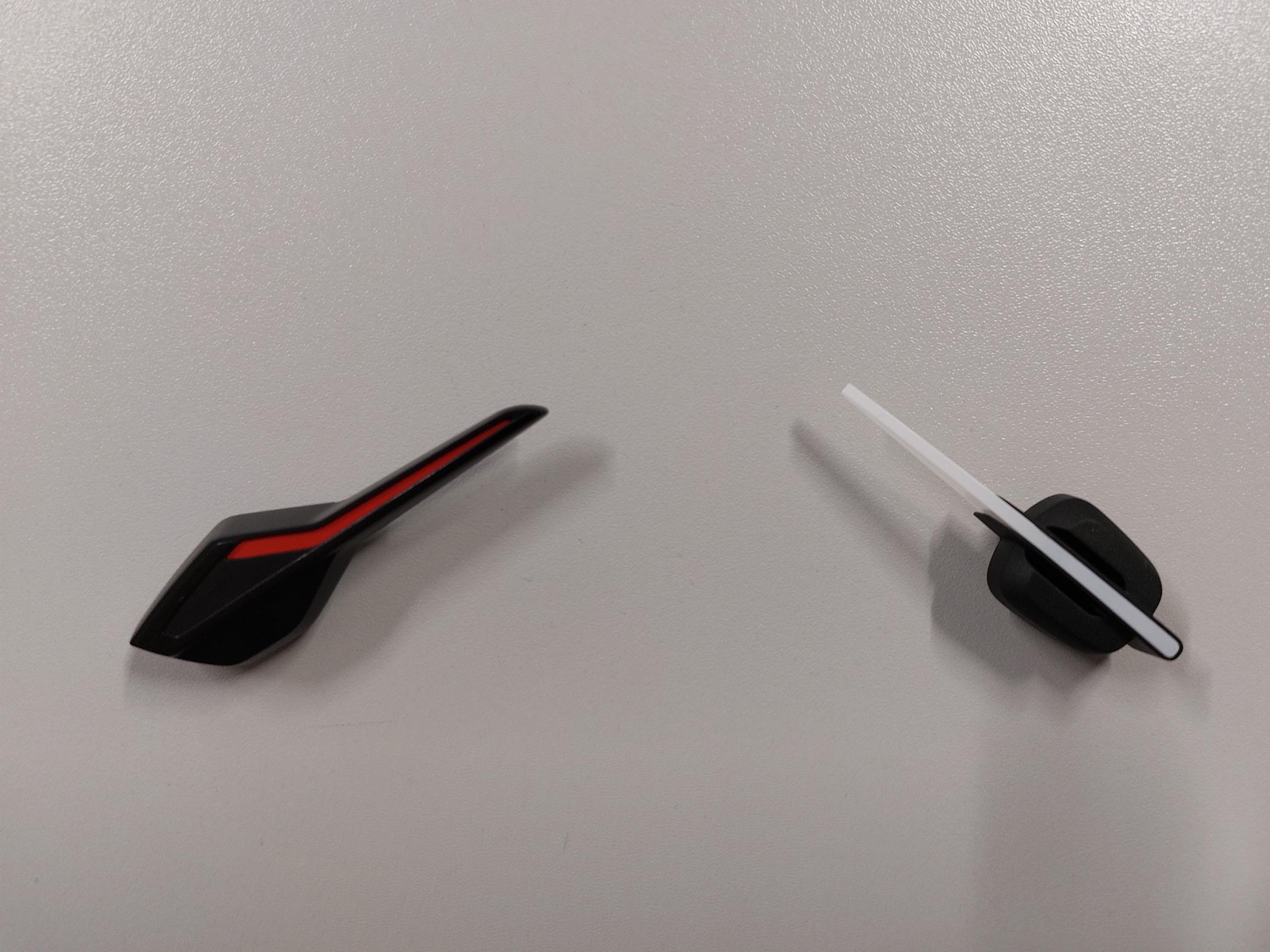 Conform descrierii solicitantului şi a fotografiei publicate în baza de date, produsul reprezintă o parte de indicator de bord pentru autovehicule (ac indicator pentru bordul autovehiculului). Acul indicator este o componentă a indicatorului de bord auto (indicator de viteză, turometru sau alte indicatoare similare), care oferă diferite informaţii utile cum ar fi viteza autovehiculului, numărul de rotaţii pe minut sau nivelul combustibilului, apei, uleiului etc.
Este confecţionat din policarbonat.