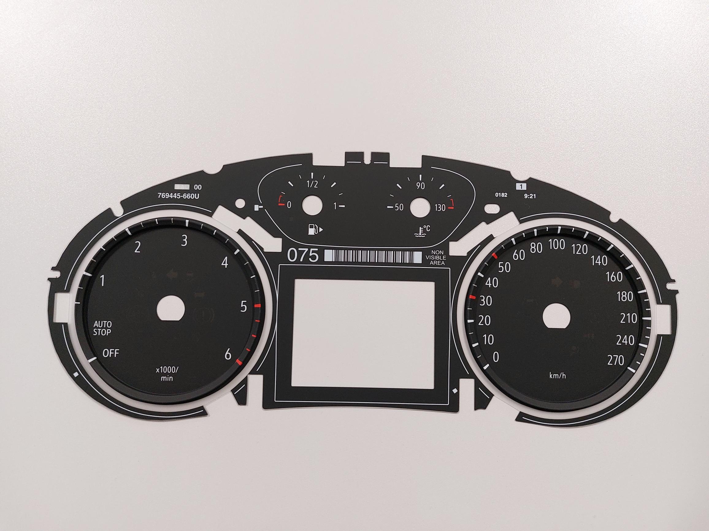 Conform descrierii solicitantului şi a fotografiei publicate în baza de date, produsul reprezintă o parte de indicator de bord pentru autovehicule (cadran pentru indicator de bord auto). Cadranul este o componentă a indicatorului de bord auto (indicator de viteză, turaţie, sau alte indicatoare similare), pe care sunt aplicate mai multe straturi de vopsea şi prezintă înscrisuri, semne sau cifre care oferă diferite informaţii utile, cum ar fi viteza autovehiculului sau
numărul de rotaţii pe minut. Se prezintă în diferite forme decupate specific fiecărui indicator utilizat în montajul tablourilor de bord auto.
Este confecţionat din policarbonat.