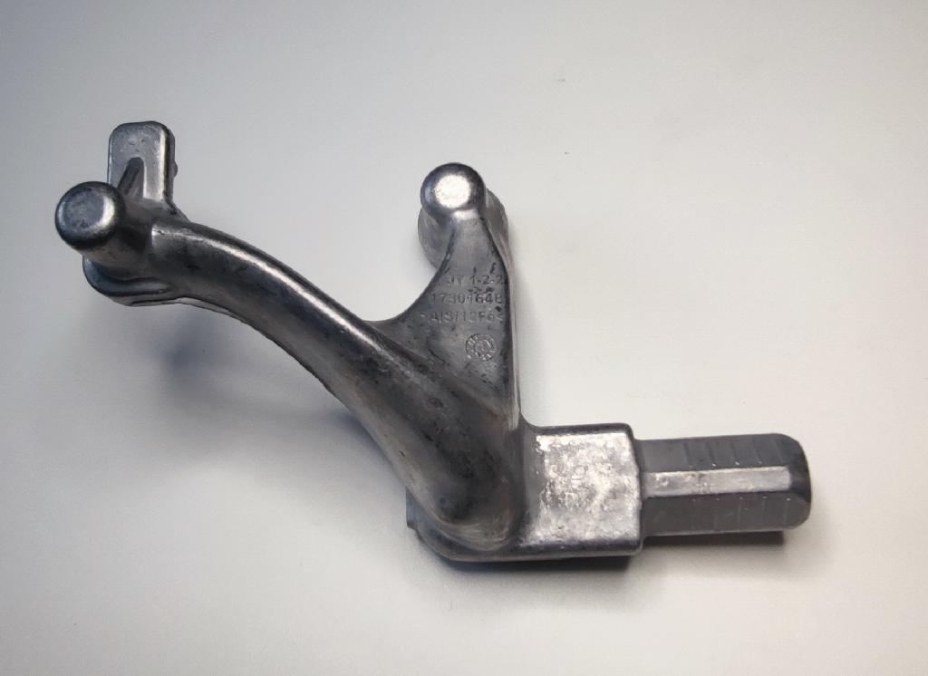 Produsul reprezintă o piesă metalică de formă neregulată, cu o secţiune transversală plină la interior.
Este fabricată din aliaj de aluminiu EN AC-44300 DIN EN 1706.
Reprezintă o parte a unei piese de tip ”ansamblu” cu rol antivibraţii (AVS – “anti vibration system”) ȋn cadrul sistemului de suspensie al unui autovehicul și care asigură partea “elastică” care preia vibraţiile/şocurile ȋntre două componente auto rigide, ȋn general ȋntre elemente de caroserie şi blocul motor.
Caracteristici: ȋnălţimea de 112 mm, suprafaţa ȋn vedere frontală are lungimea 176 mm şi laţimea 117.3 mm. Piesa dispune de 3 gauri filetate M8, are o zona rombică cu diametrul de incadrare Ø21 mm prevăzut cu gaura de centrare.
Procesul tehnologic de obţinere a piesei este cel de turnare aluminiului in lingotiere, debitare şi prelucrare prin aşchiere a locaşului.