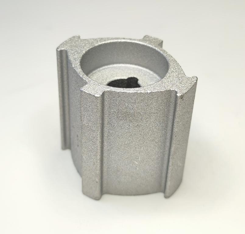 Produsul reprezintă o piesă metalică de formă cilindrică prevazută cu nervuri laterale, cu o sectiune cilindrică goala la interior, din aliaj de aluminiu EN AW-6082 T6.
Reprezintă o parte a unei piese de tip “bucşă” cu rol antivibraţii (AVS – “anti vibration system”) ȋn cadrul sistemului de suspensie al unui autovehicul și care asigură partea care preia vibraţiile/şocurile, ȋn general ȋntre elemente de caroserie şi compartimentul motor.
Caracteristici: ȋnălţimea de 54 mm, suprafaţa ȋn vedere frontală are lungimea 58 mm şi laţimea 49.2 mm, diametru interior cu geometrie specifică de poziţionare (ȋn formă de lacrimă) de 14.1 mm. La unul din capete piesa metalică are un locaş frezat cu următoarele caracteristici: diametrul 34 mm si adâncime de 12 mm.
Procesul tehnologic de obţinere a piesei este cel de extrudare a profilului de aluminiu, tăiere (debitare la lungime) şi prelucrare prin aşchiere a locaşului.
Ulterior punerii in libera circulatie, asupra piesei se intervine cu tratamente chimice (adezivare) care asigură curăţarea de impurităţi ȋn vederea asigurării aderenţei necesare aplicării unui strat de cauciuc.