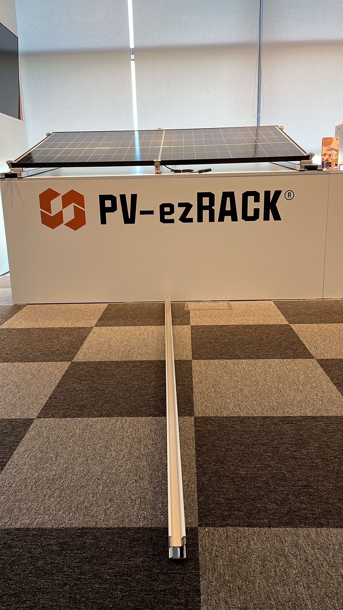 Produsul reprezinta un sistem complet de profile din aluminiu pentru montarea panourilor solare. Acesta este compus din:
- sine / bare,
- profile de inaltare,
- suruburi,
- cleme,
- conectori de sina.
Sistemul este prezentat in diverse combinatii ale acestor componente, variatia de cantitate pentru fiecare tip de componenta fiind definita de numarul de panouri solare utilizate in cadrul proiectului. La vamuire toate elementele componente ale sistemului de prindere sunt prezentate impreuna.